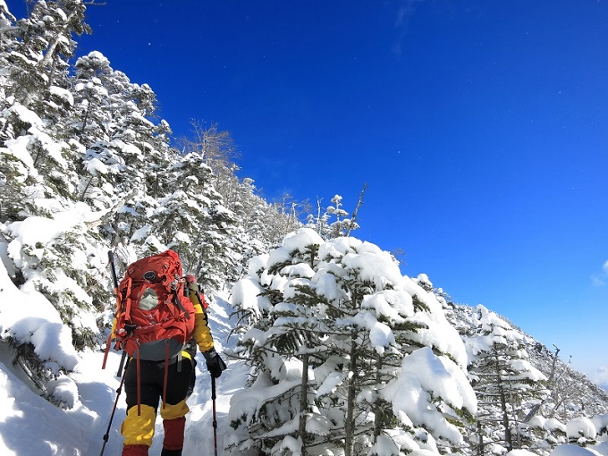 北横岳ヒュッテと北横岳への雪山登山