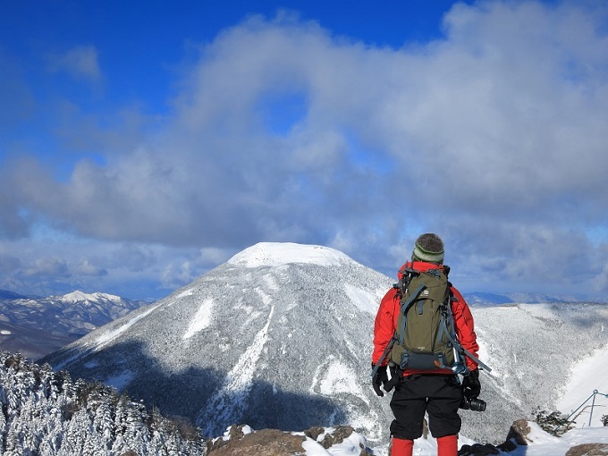 北横岳山頂から蓼科山景色