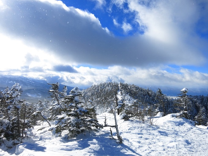 北横岳山頂風が強い様子