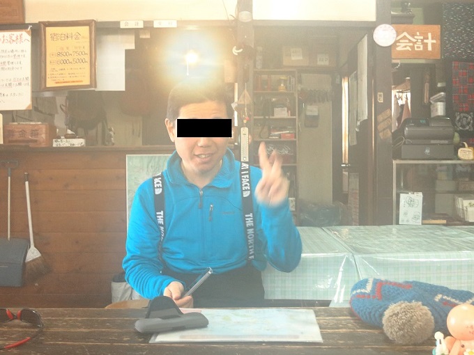 麦草ヒュッテで昼飯の様子