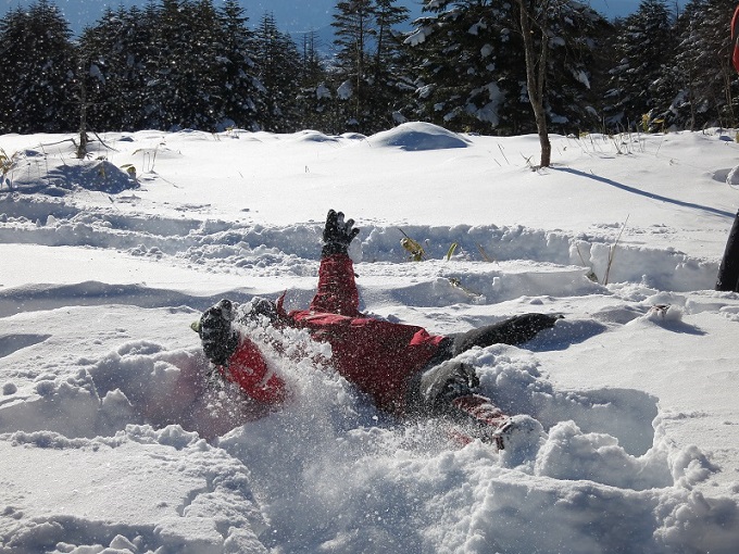 北横岳周辺で雪遊びの様子