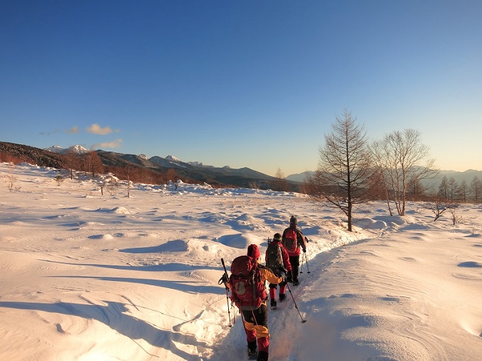 夕日に染まる八ヶ岳の雪山