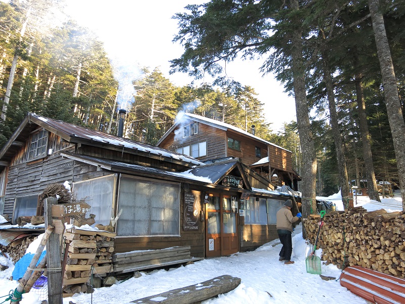 f:id:aohige0718:20161223171928j:plain シラビソ小屋の煙突と薪