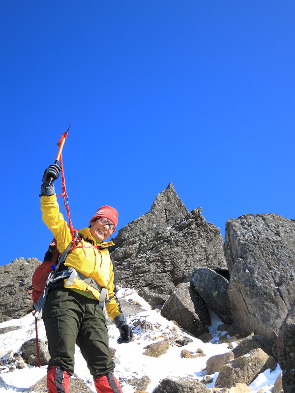 f:id:aohige0718:20161223172356j:plain 天狗岳山頂の手前の岩場で休憩の様子