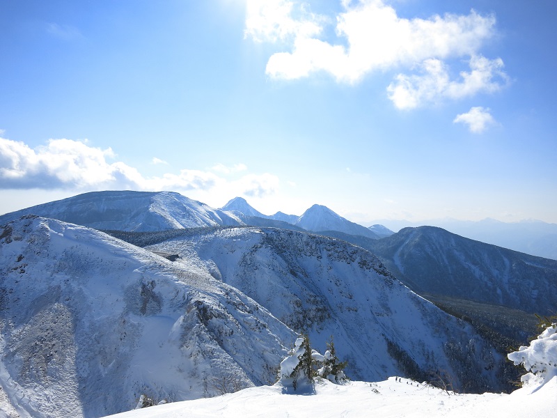 厳冬期の登山でないと見れない天狗岳からの風景