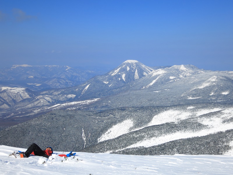 天狗岳で雪遊び中の登山者