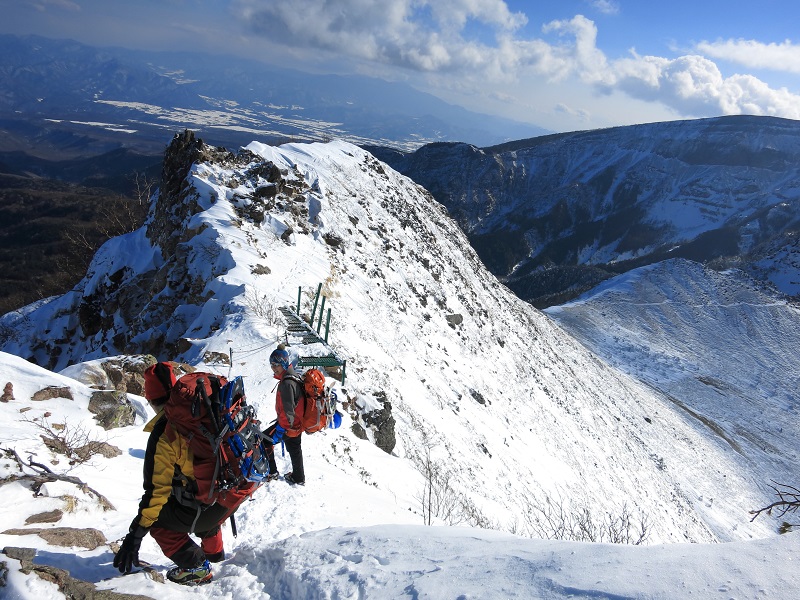 東天狗岳の山頂から根石岳へ向かう途中のルート