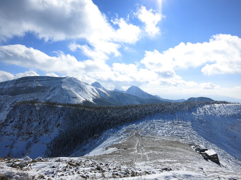 根石岳からの硫黄岳と赤岳方面の厳冬期の景色