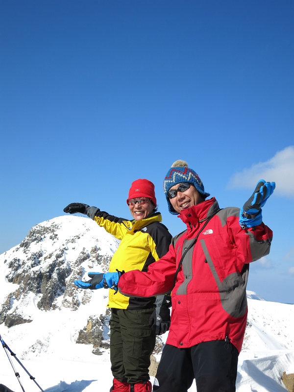 根石岳の山頂から撮った天狗岳の様子