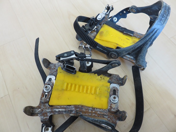 f:id:aohige0718:20170101145442j:plain エバニュー6本爪アイゼンアイゼンの裏側