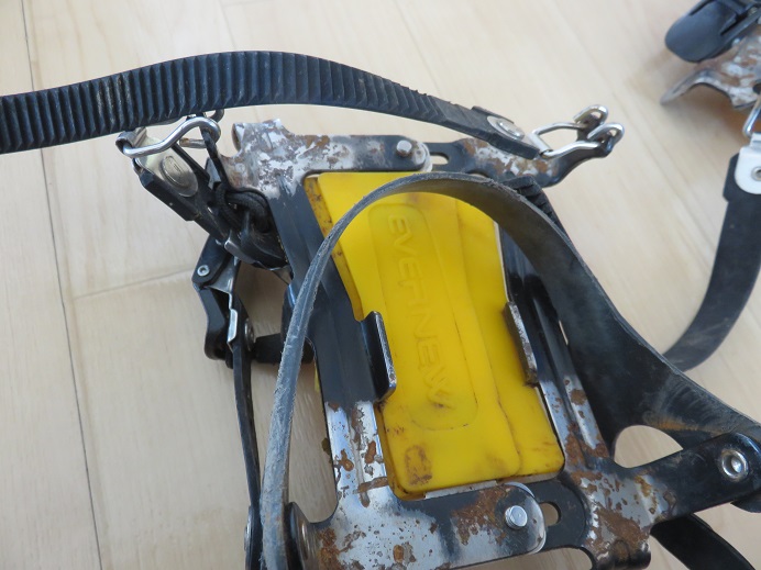 f:id:aohige0718:20170101145504j:plain エバニュー6爪アイゼンはスノープレートがあって雪団子にはなりません