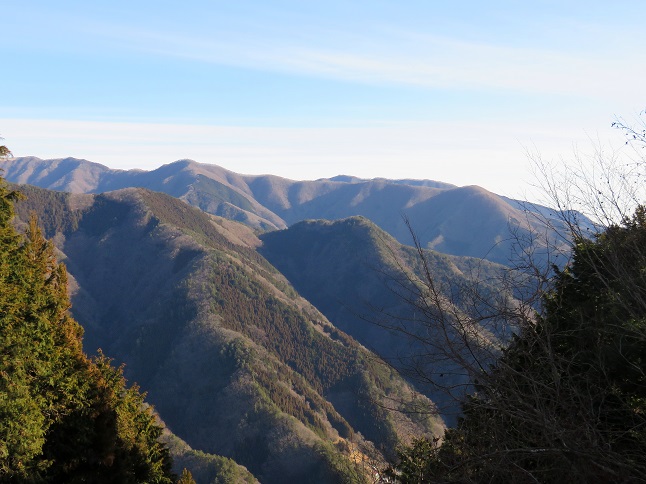 仏舎利塔から奥多摩の山景色