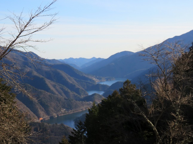 大寺山の山頂から奥多摩湖