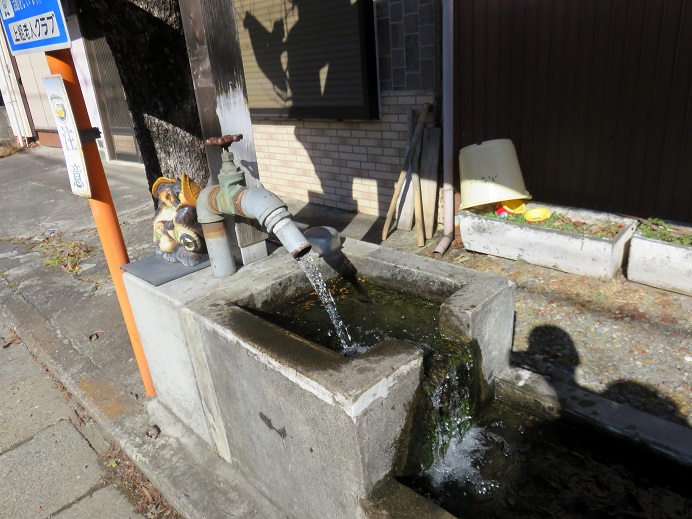 丹波バス停の待合所水場