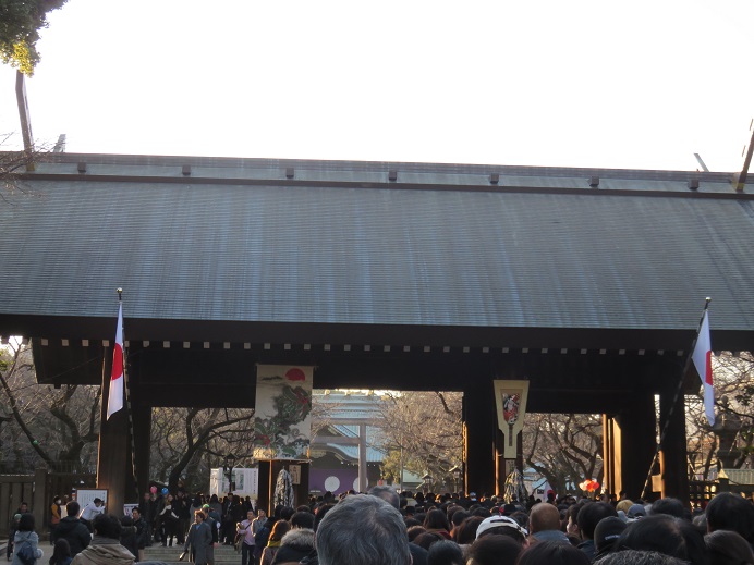 靖国神社大変な賑わい