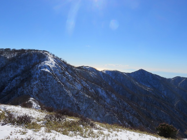 振り返っての丹沢山方面