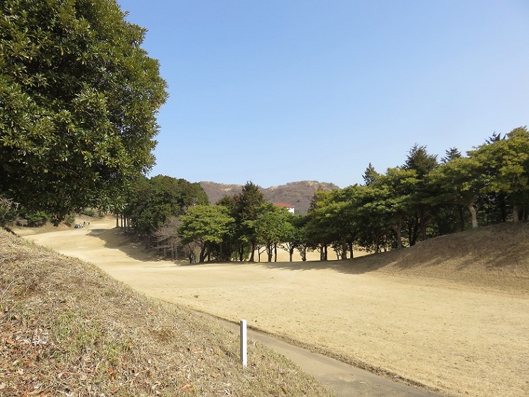 南郷山・幕山湯河原カンツリー倶楽部の脇を通る