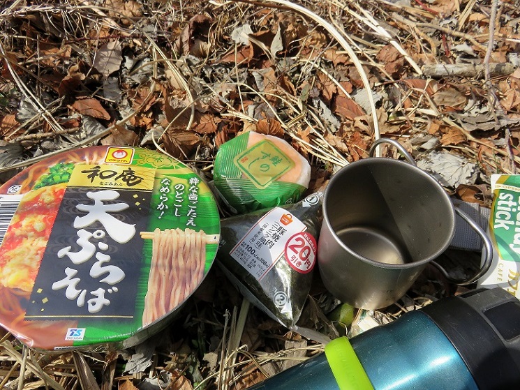 幕山の山頂休憩様子