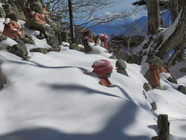 お地蔵様雪が多く積もる