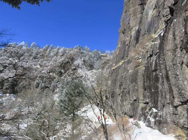 三ツ峠山垂直な感じの岩