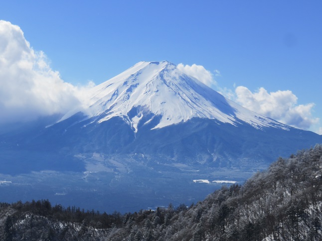 富士山に雲が湧いてきた
