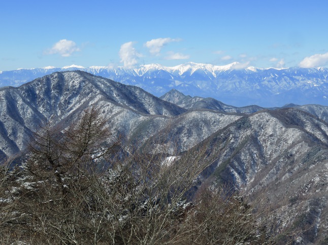 手前が御坂山塊で、奥に見えるのが南アルプス