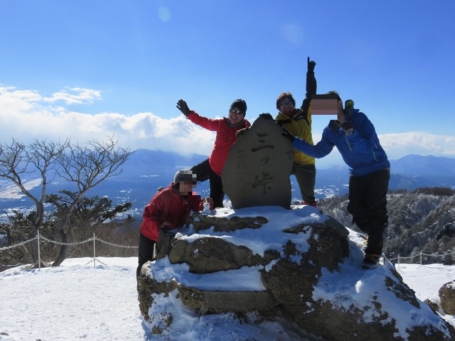 三つ峠山の山頂風が強くて寒く