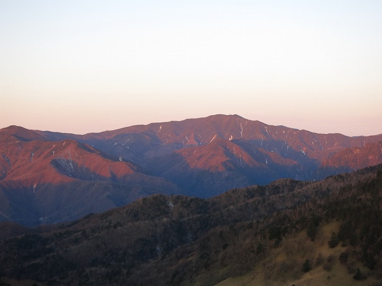 奥秩父の山々に朝日が照らされ