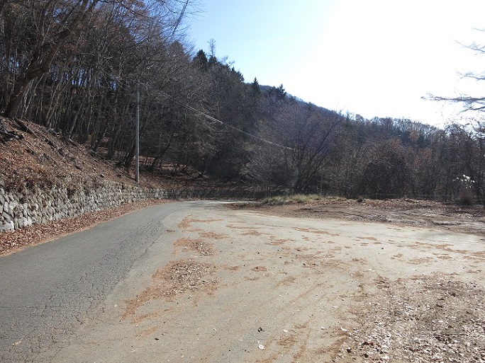 石保戸山の山頂から犬切峠