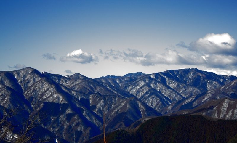 川苔山の山頂から石尾根の景色