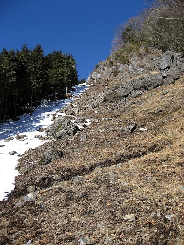 日向沢ノ峰への登りのルート急斜面