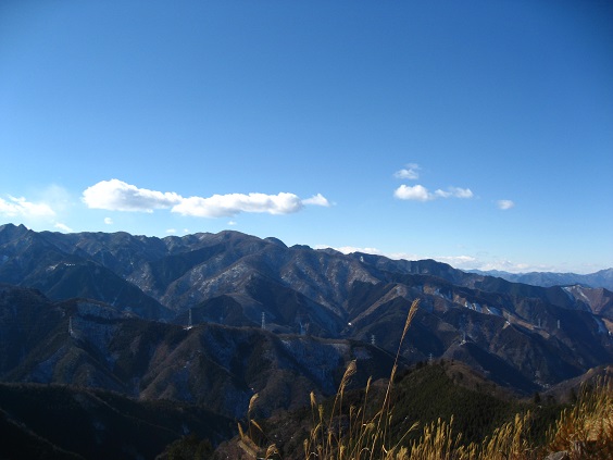 大持山の手前から振り返ると奥多摩山塊景色