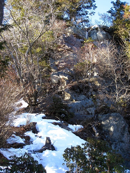 小持山の山頂岩場