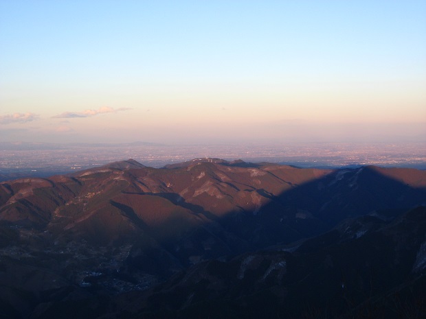 武甲山の影