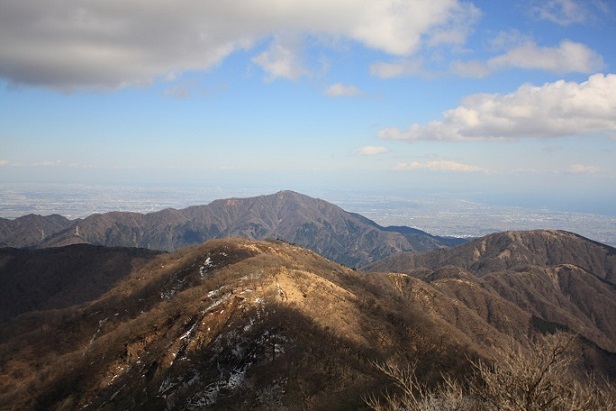 塔ノ岳表尾根と三ノ塔尾根真ん中奥が大山