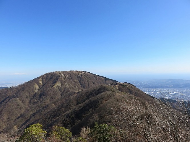 手前が烏尾山で奥が三ノ塔