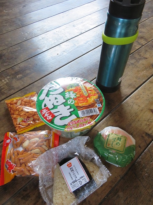 畦ヶ丸避難小屋昼食