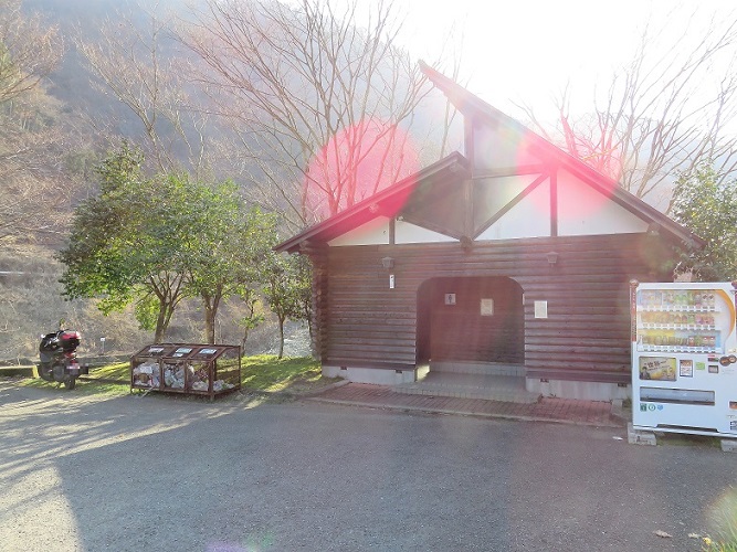 ミツバ岳登山口付近の駐車場