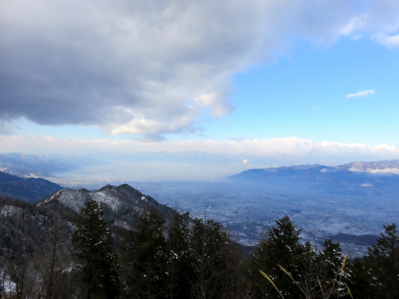 左側に見えているピークが甲州高尾山