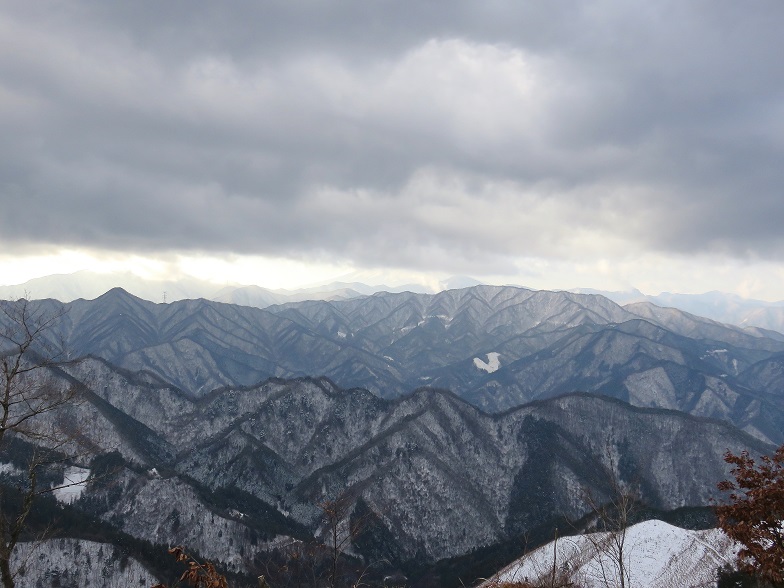 棚横手山は狭い山頂