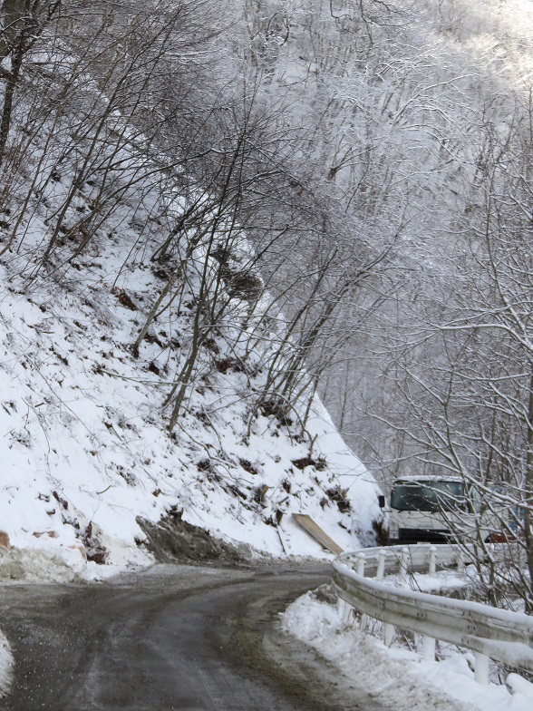 源次郎岳登山口林道の工事中で除雪