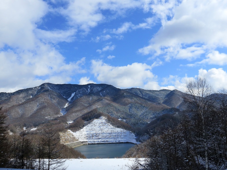 大菩薩湖と小金沢山