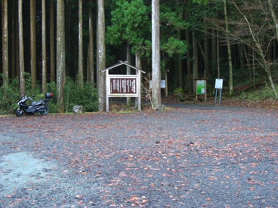 愛鷹山登山の起点になる山神社駐車場