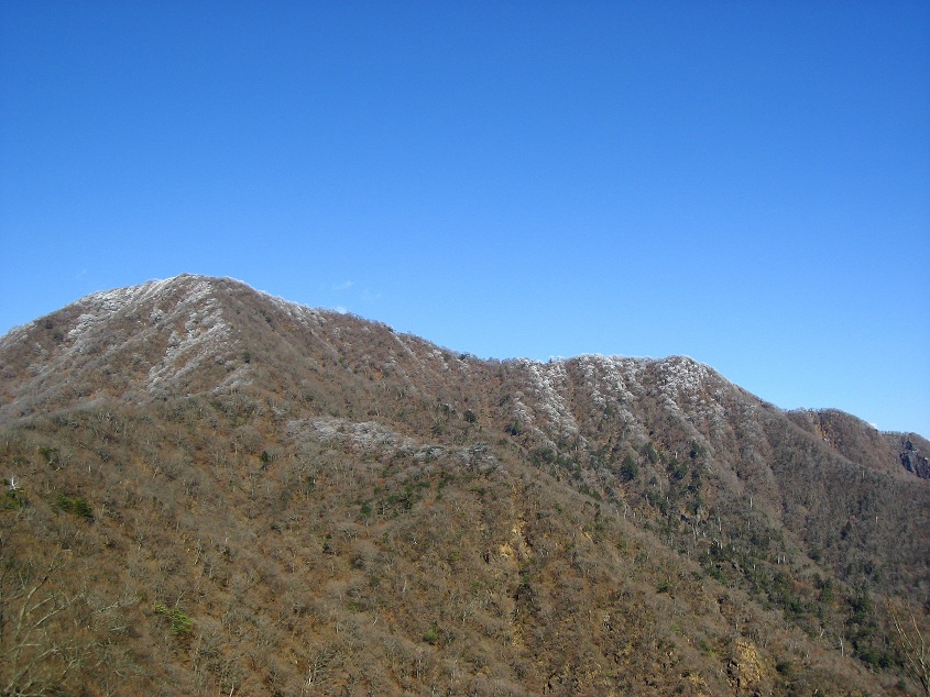 呼子岳振り返っての愛鷹山の越前岳