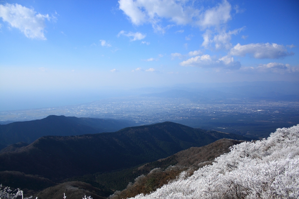 越前岳の山頂から駿河湾沼津市方面