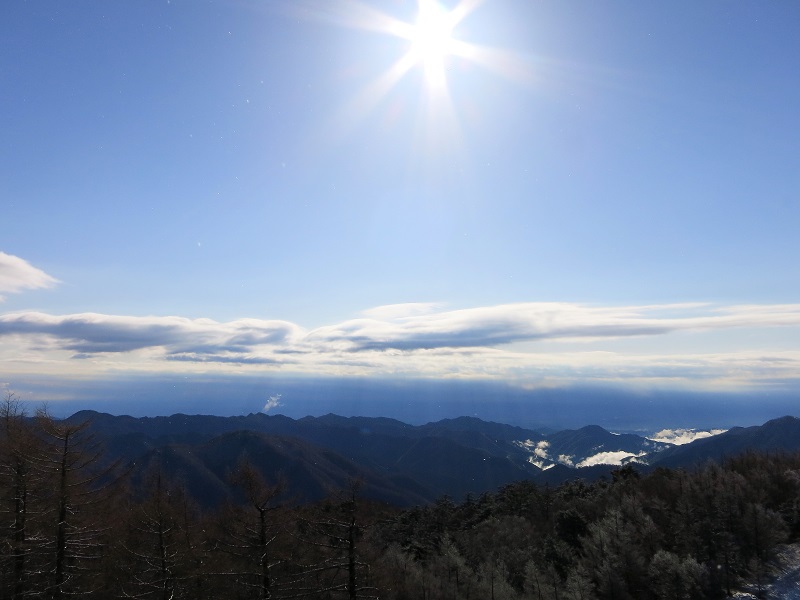 雲取山の山頂から奥多摩山塊