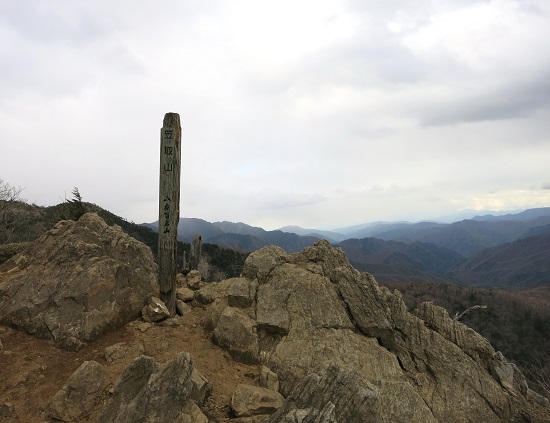 笠取山の西峰