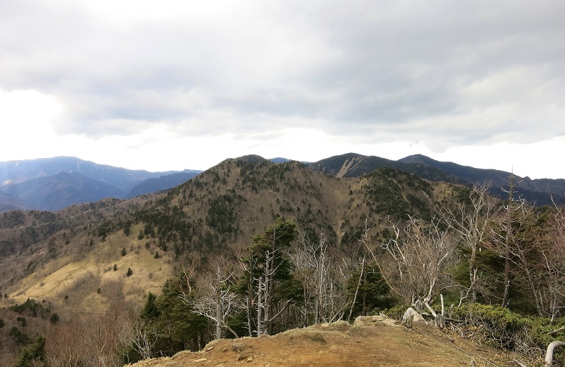 笠取山の山頂から奥秩父の縦走路