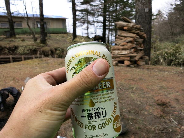 笠取小屋でビール