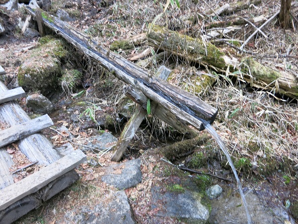 笠取小屋の水場